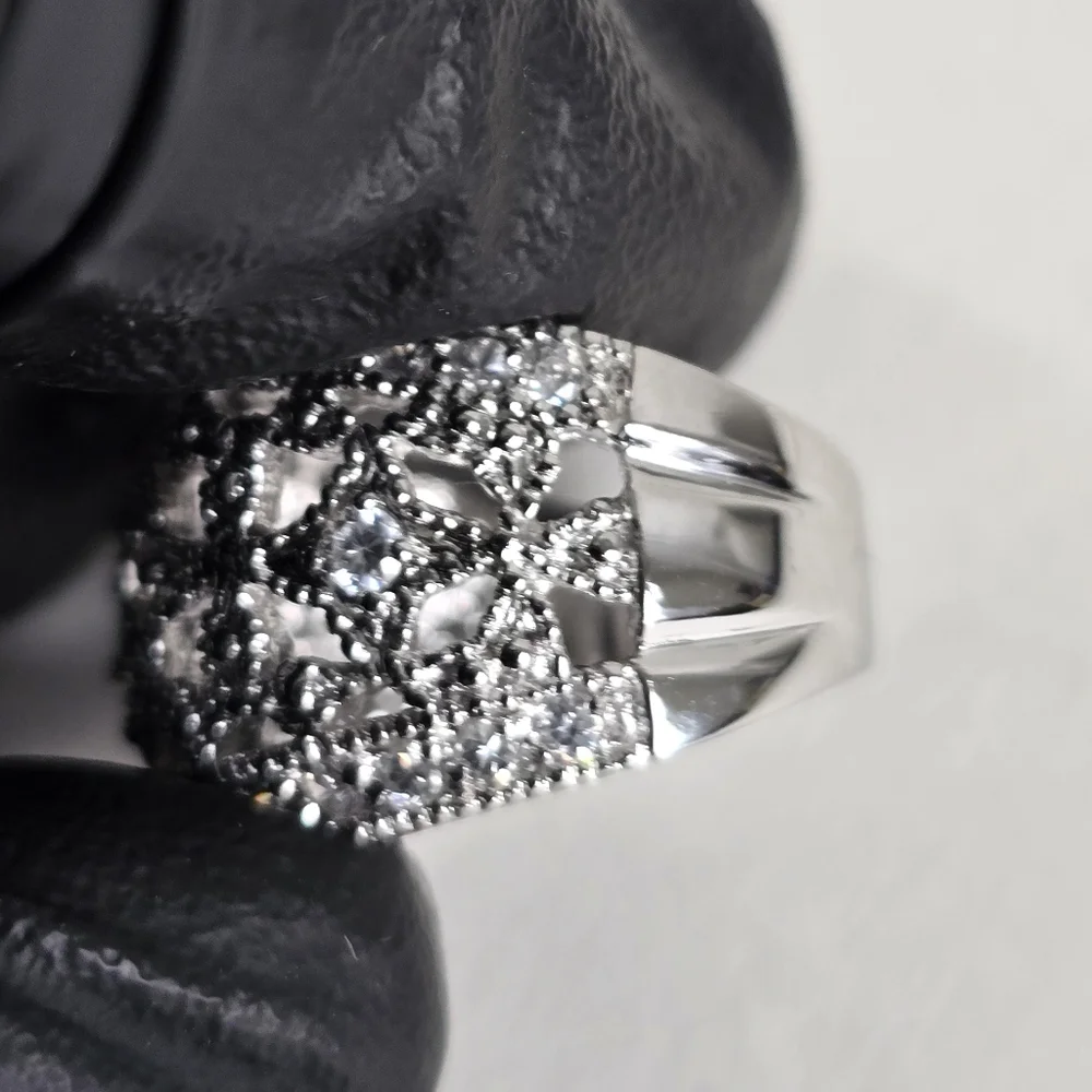 Exquisite Sterling Silver 925 Ring - A True Showstopper